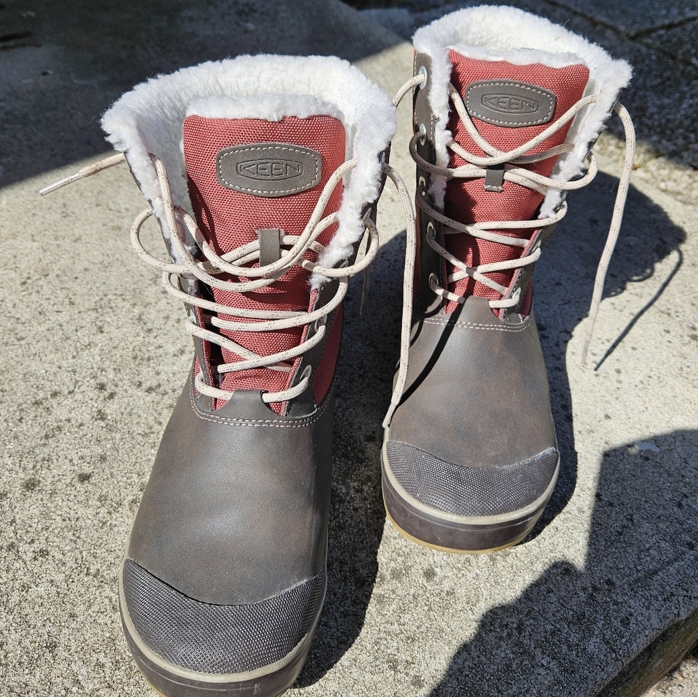 Keen women's boots 9.5